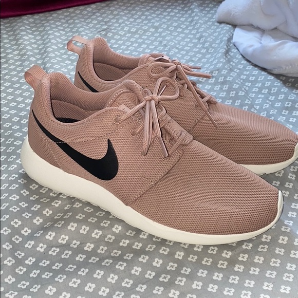 nike roshe particle pink